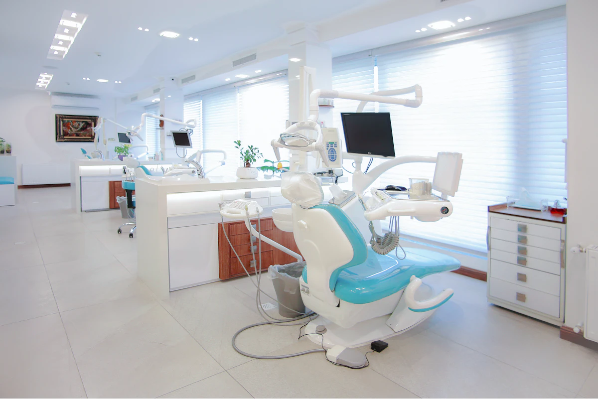 Studi dentistici per visite, igiene orale e urgenze a Fermo e provincia